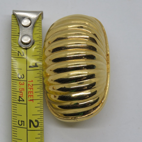 Vintage Designer Gold 2” Ribbed SHRIMP Clip On Earrings Tokens Of Gilt 80s/90s - Picture 4 of 6